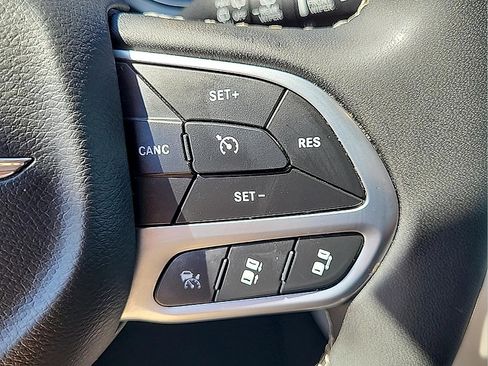 Used 2024 Chrysler Pacifica Touring-L FWD image 18