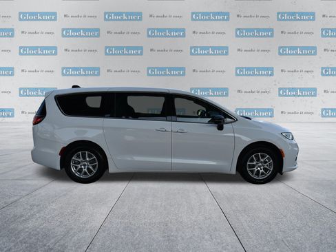 Used 2025 Chrysler Pacifica Select FWD image 4