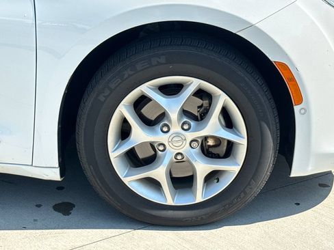 Used 2019 Chrysler Pacifica Touring-L w/ Advanced Safetytec Group FWD image 11