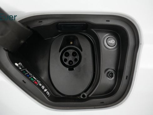 Used 2021 Porsche Taycan 4S w/ Premium Package image 28