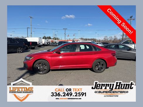 Used 2024 Volkswagen Jetta SE image 1