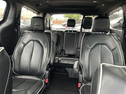 Used 2025 Chrysler Pacifica Limited FWD image 32