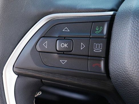 Used 2025 Jeep Grand Cherokee Altitude image 30