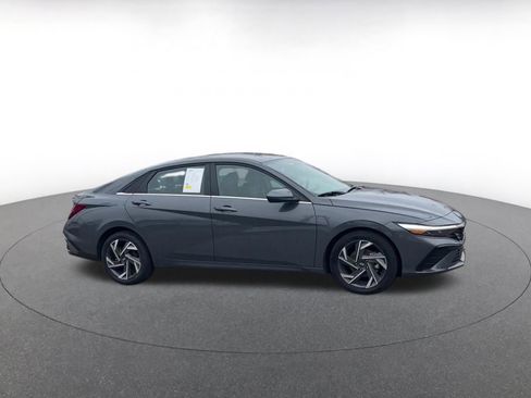 Used 2025 Hyundai Elantra SEL image 2