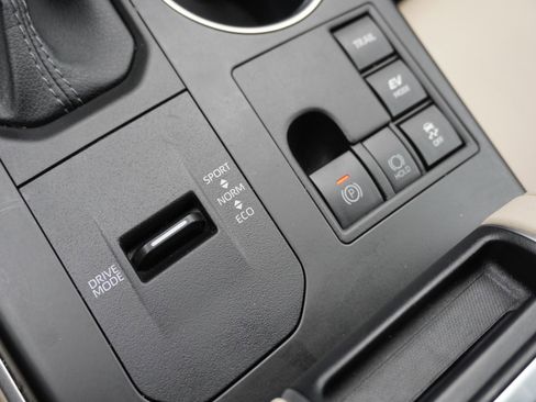 Used 2023 Toyota Highlander XLE image 26