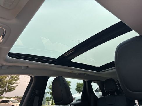 Used 2019 Jeep Cherokee Overland AWD/4WD image 2