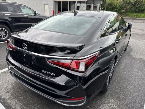 Used 2024 Lexus ES 300h w/ Premium Package FWD image 3