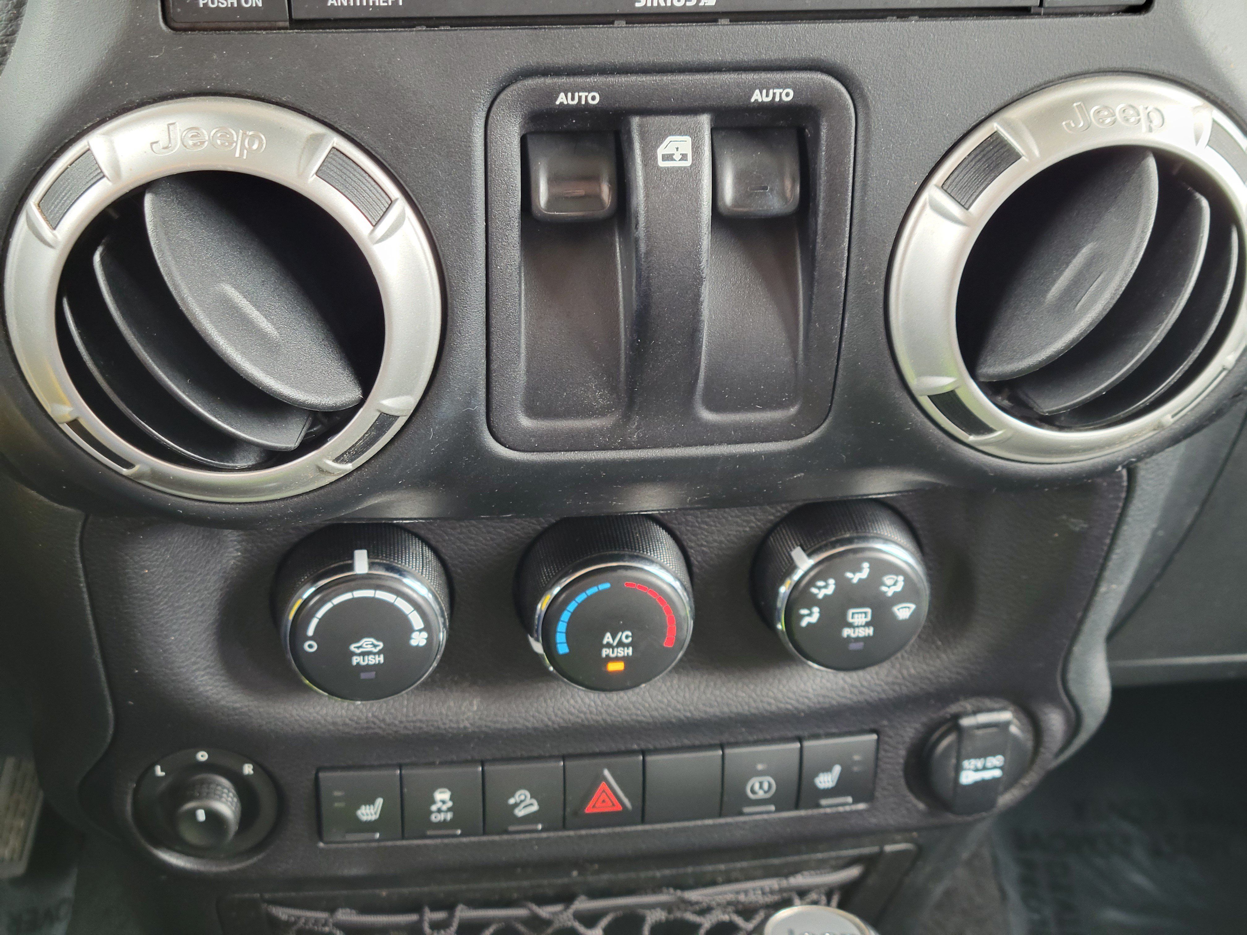 Used 2018 Jeep Wrangler Sahara w/ Connectivity Group AWD/4WD image 13