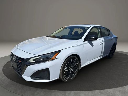 Used 2024 Nissan Altima 2.5 SR w/ SR Premium Package image 1