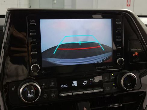Used 2021 Toyota Highlander XLE FWD image 21