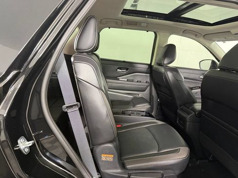 Used 2024 Nissan Pathfinder SL w/ SL Premium Package FWD image 18