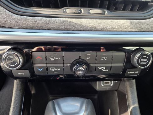 Used 2025 Jeep Compass Latitude image 40