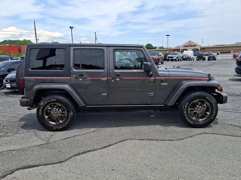 Used 2016 Jeep Wrangler Unlimited Sahara AWD/4WD image 7