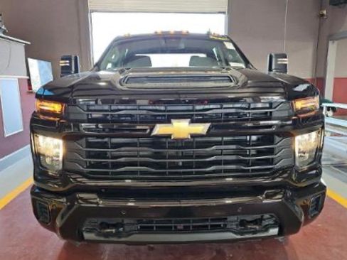 Used 2025 Chevrolet Silverado 2500 Custom w/ Custom Value Package image 3