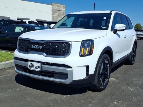 Used 2024 Kia Telluride EX w/ EX Captain's Chair Package FWD image 2