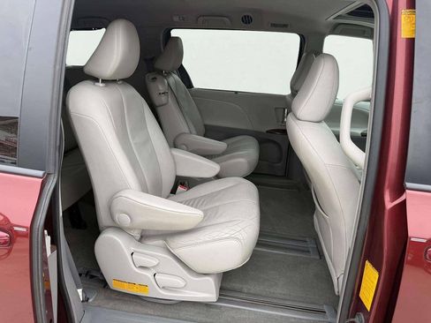 Used 2013 Toyota Sienna XLE FWD image 14