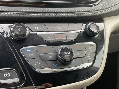 Used 2022 Chrysler Pacifica Touring-L image 29