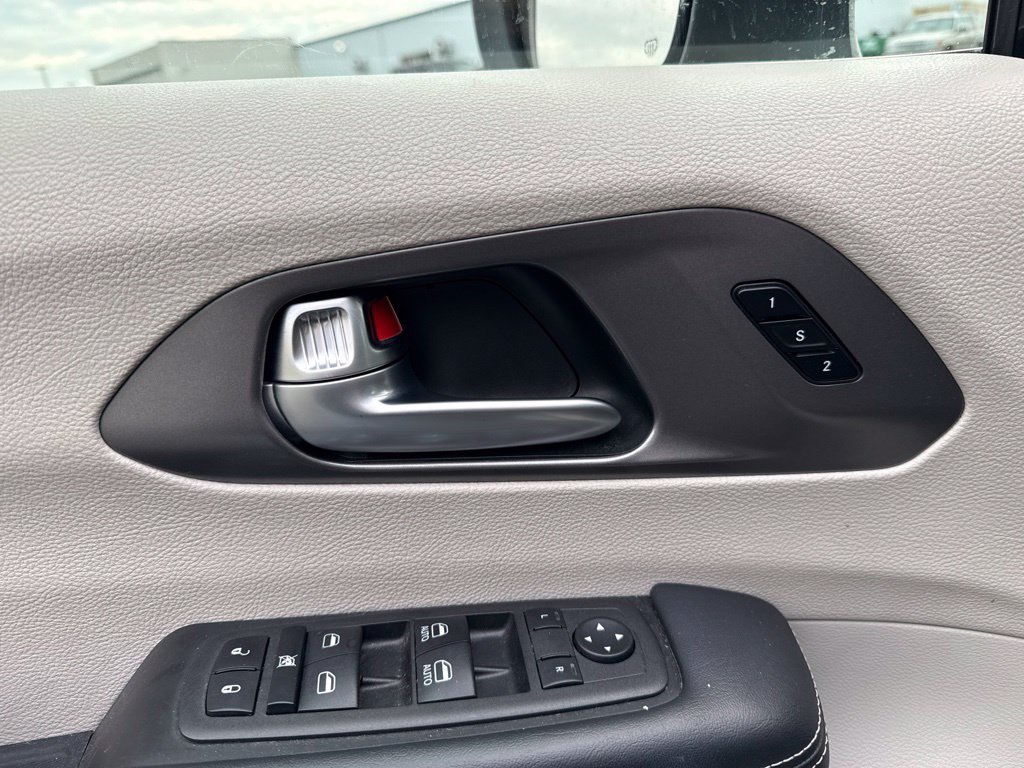 Used 2023 Chrysler Pacifica Touring-L FWD image 11