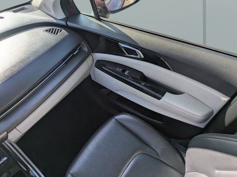 Used 2022 Kia Carnival EX image 20