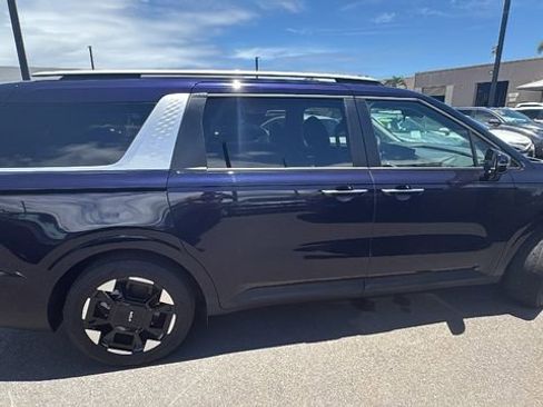 Used 2025 Kia Carnival EX FWD image 11