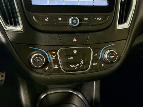 Used 2017 Chevrolet Malibu LT w/ Leather Package image 9