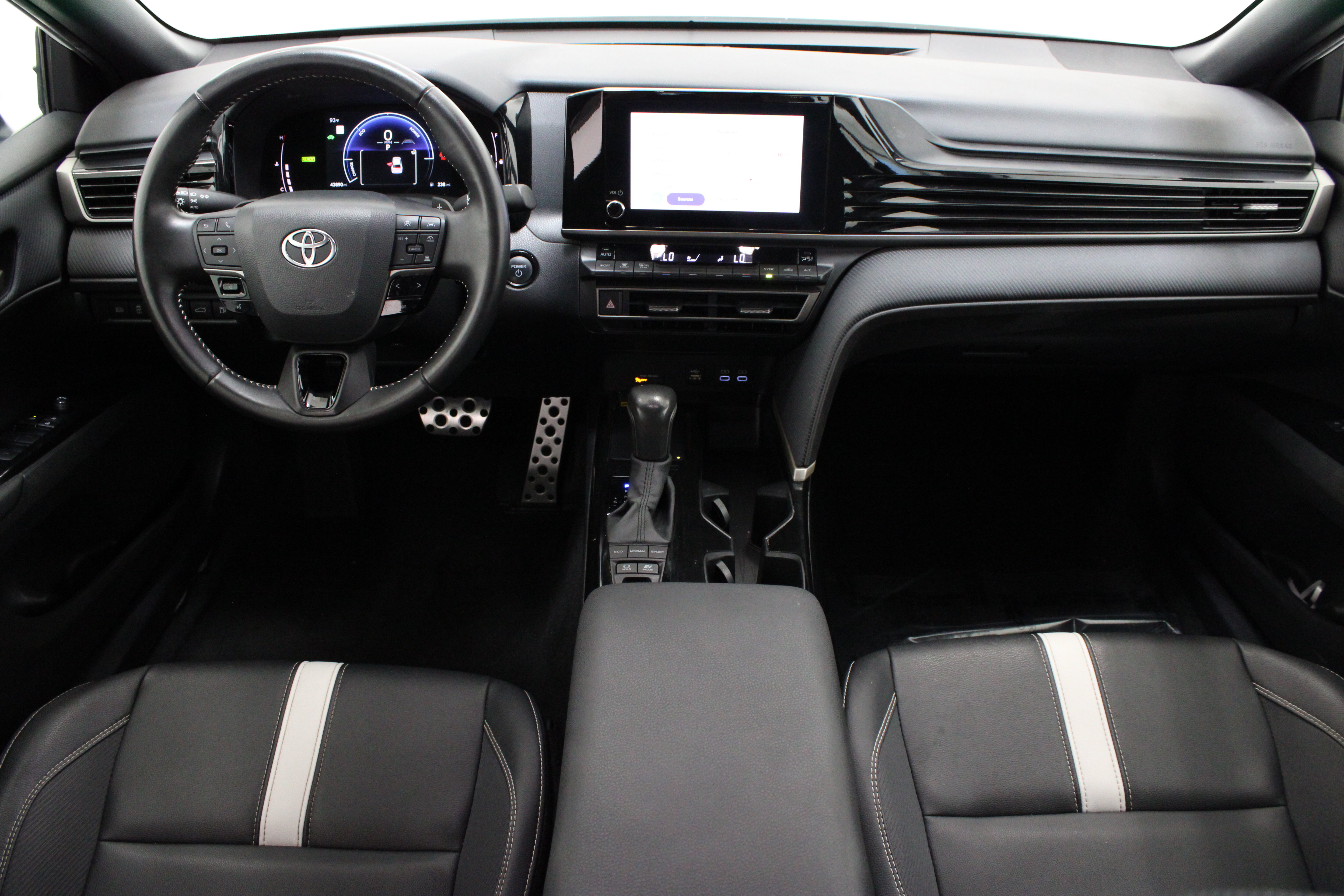 Used 2025 Toyota Camry SE FWD image 29