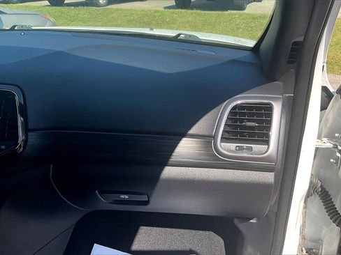 Used 2019 Jeep Grand Cherokee Laredo image 16