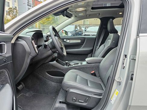 Certified 2025 Volvo XC40 B5 Core image 19