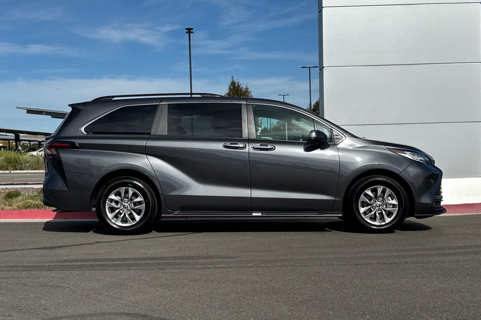 Used 2025 Toyota Sienna XLE FWD image 3