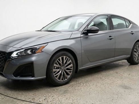 Used 2025 Nissan Altima 2.5 SV FWD image 3