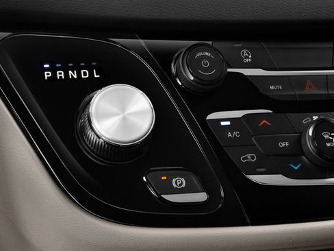 Used 2022 Chrysler Voyager LX image 9