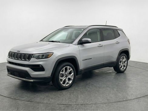 Used 2025 Jeep Compass Latitude image 3