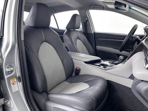 Used 2018 Toyota Camry XLE w/ Four Season Floor Mat Package image 24