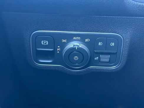 Used 2025 Mercedes-Benz GLB 250 image 34