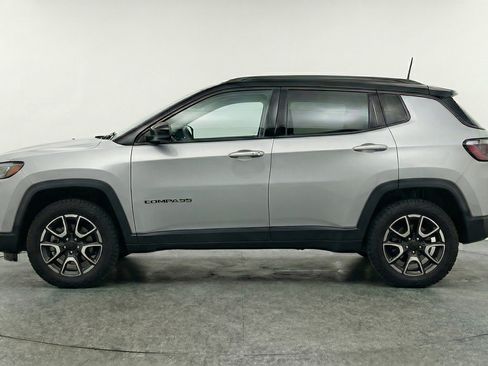 Used 2025 Jeep Compass Trailhawk AWD/4WD image 5