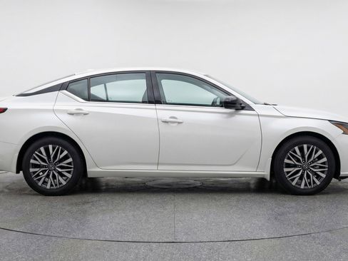 Used 2025 Nissan Altima 2.5 SV FWD image 11