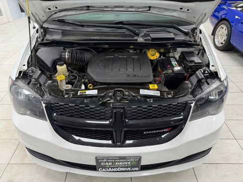 Used 2019 Dodge Grand Caravan SXT w/ Blacktop Package image 32