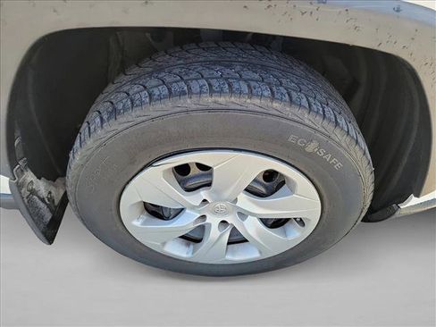Used 2021 Toyota RAV4 LE AWD/4WD image 10
