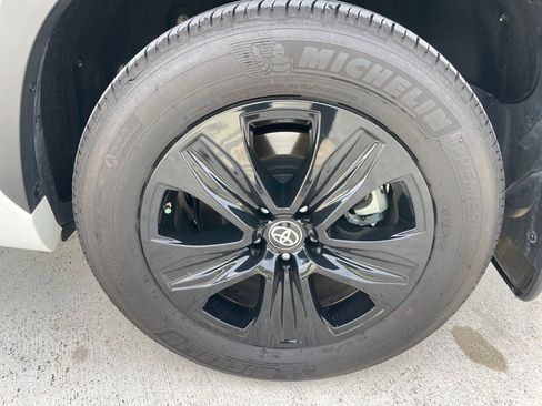 Used 2024 Toyota Highlander XLE image 27