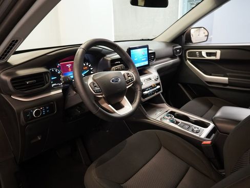 Used 2023 Ford Explorer XLT AWD/4WD image 6