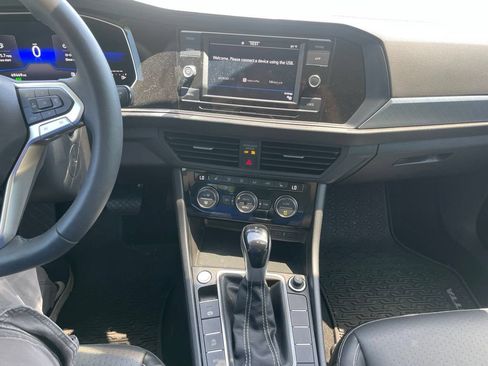 Used 2022 Volkswagen Jetta SE FWD image 11