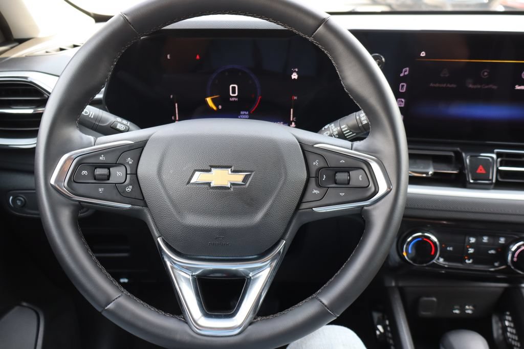 Used 2025 Chevrolet TrailBlazer LT w/ LT Cold Weather Package FWD image 8