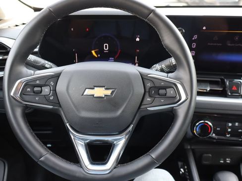 Used 2025 Chevrolet TrailBlazer LT w/ LT Cold Weather Package FWD image 8