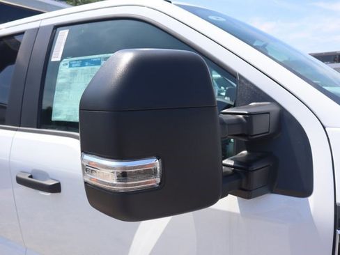 New 2025 Ford F550 4x4 Crew Cab image 17