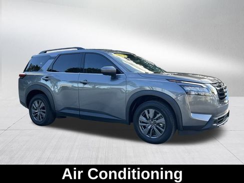 Used 2023 Nissan Pathfinder SV image 4