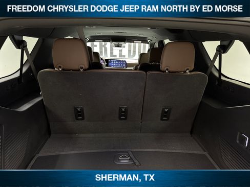 Used 2025 Chevrolet Suburban High Country AWD/4WD image 10