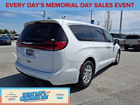 Used 2023 Chrysler Pacifica Touring-L FWD image 10
