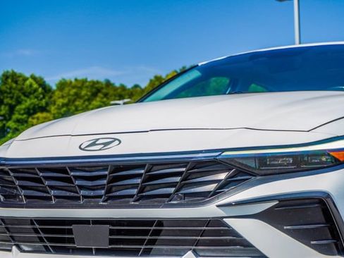 Used 2025 Hyundai Elantra Limited FWD image 2