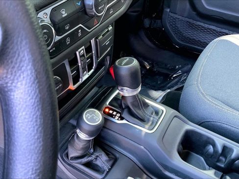 Certified 2024 Jeep Gladiator Sport AWD/4WD image 11