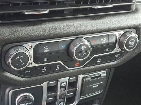 Used 2025 Jeep Gladiator Sport image 19